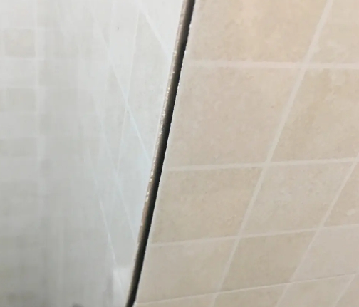 三都瓷砖空鼓维修公司分享阳台瓷砖脱落的修复过程可以分为以下几个步骤