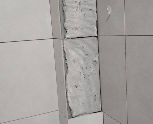 三都瓷砖空鼓维修公司分享下瓷砖施工前基层浇水润湿程度不足，可能导致以下问题
