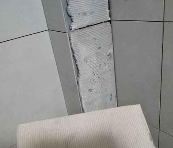 三都瓷砖空鼓维修公司分享下厨房瓷砖脱落的补救措施。